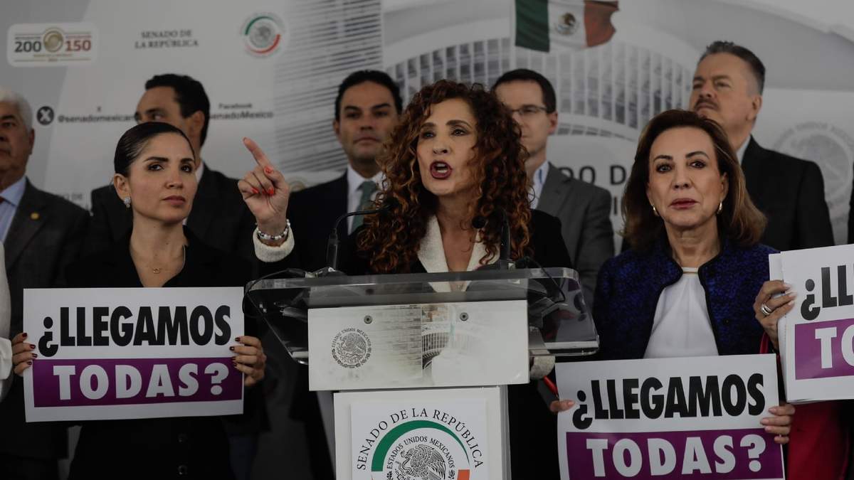 La senadora Gina Campuzano acompañado de la bancada panista