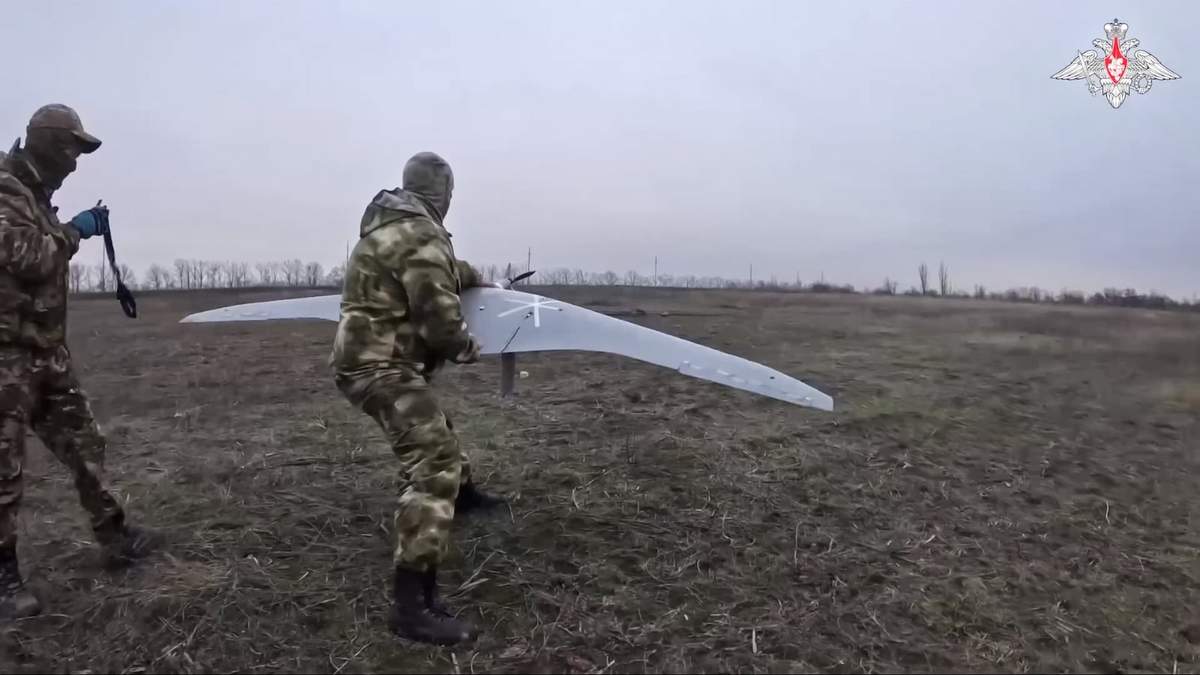 Militares rusos operan un dron en un lugar no revelado de Ucrania