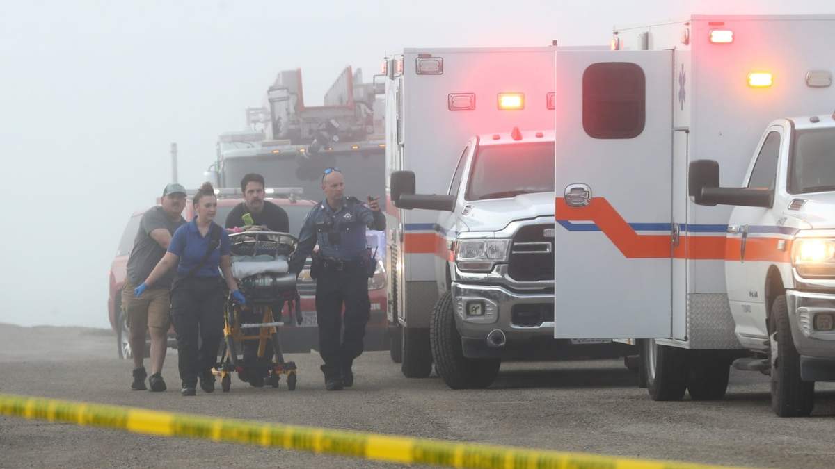 El personal de emergencia traslada a una víctima del accidente aéreo en Galveston a una ambulancia