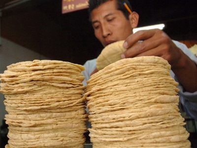 Sheinbaum firma acuerdo para evitar que aumente el precio de la tortilla