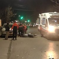 Siniestro vial: una motociclista fue hospitalizada tras chocar contra un auto en Neuquén