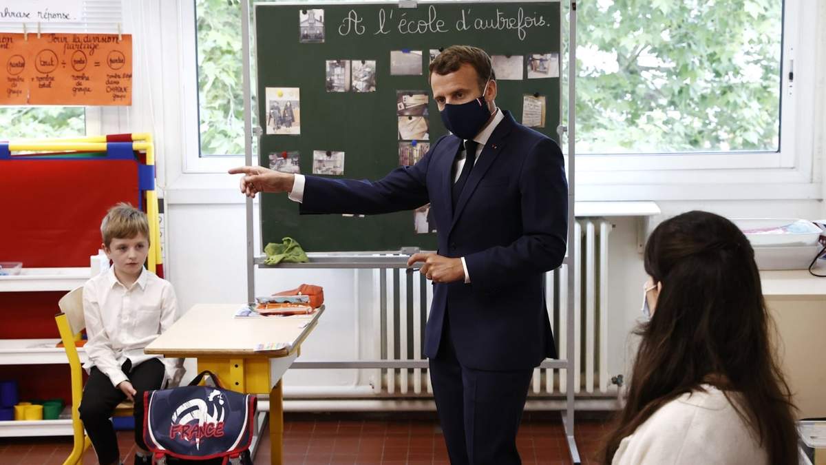 El presidente de Francia, Emmanuel Macron, visita las escuelas en medio del regreso a clases. Fuente: (Twitter)