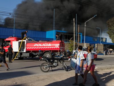 Un incendio de grandes dimensiones consumió el depósito de una empresa de transporte