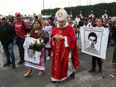 En peregrinación a la Basílica, familiares de los estudiantes de Ayotzinapa exigen justicia