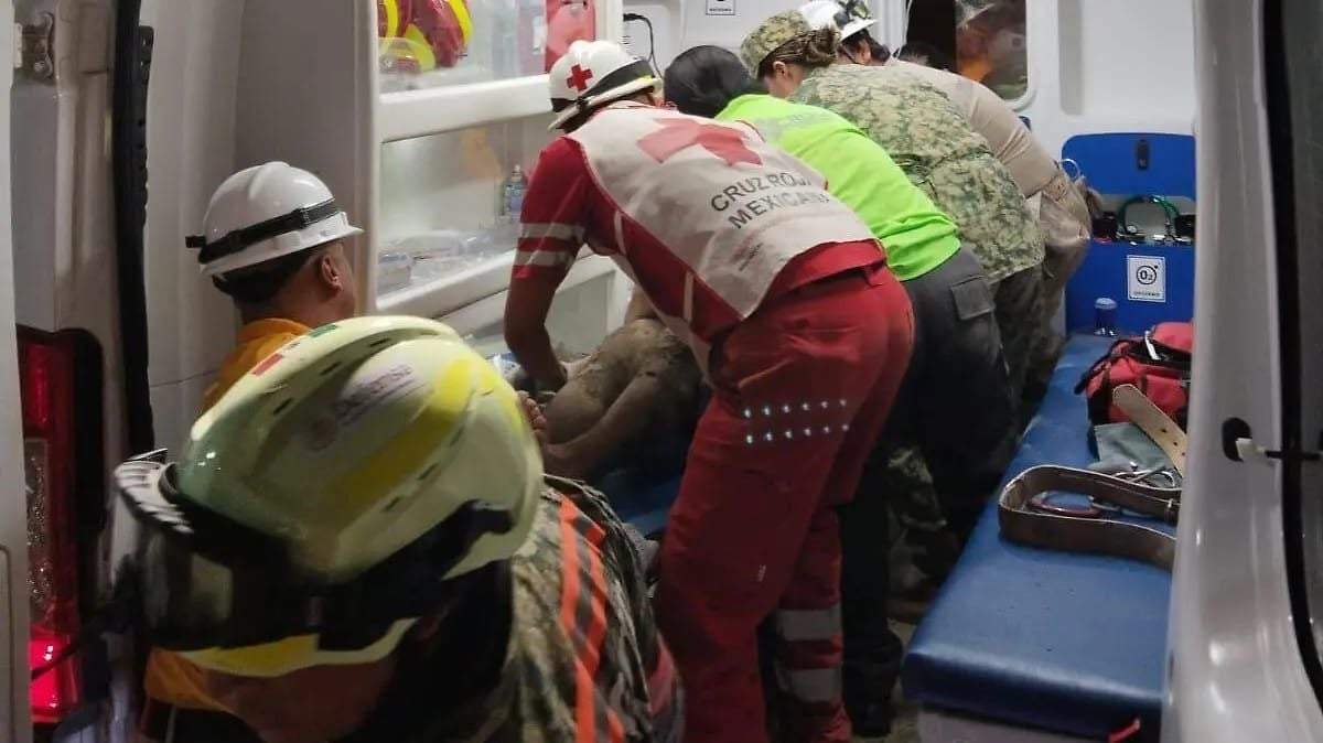 Minero rescatado tras más de 100 horas sepultado por derrumbe de una mina en Rosario, Sinaloa