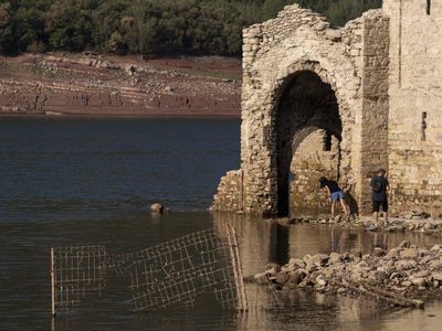 Turismo de la sequía: los antiguos edificios que afloran en España atraen cada vez a más visitantes