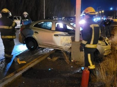 Un auto se salió de control en la ruta 7 e impactó contra la base de una luminaria