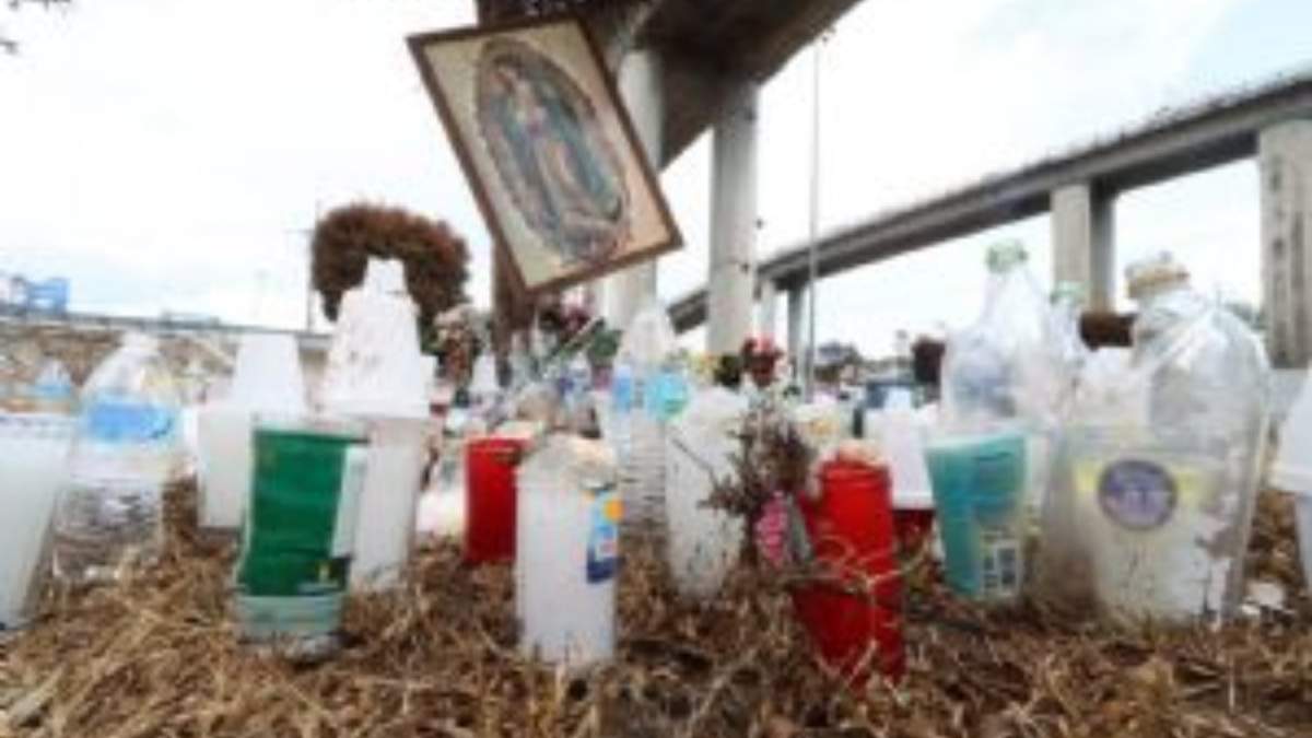 Veladoras para las víctimas de la explosión de pipa de gas bajo el puente de La Concordia, Iztapalapa