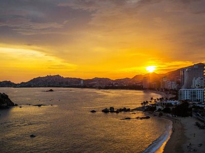 Cierran las playas de Acapulco para frenar el avance del coronavirus