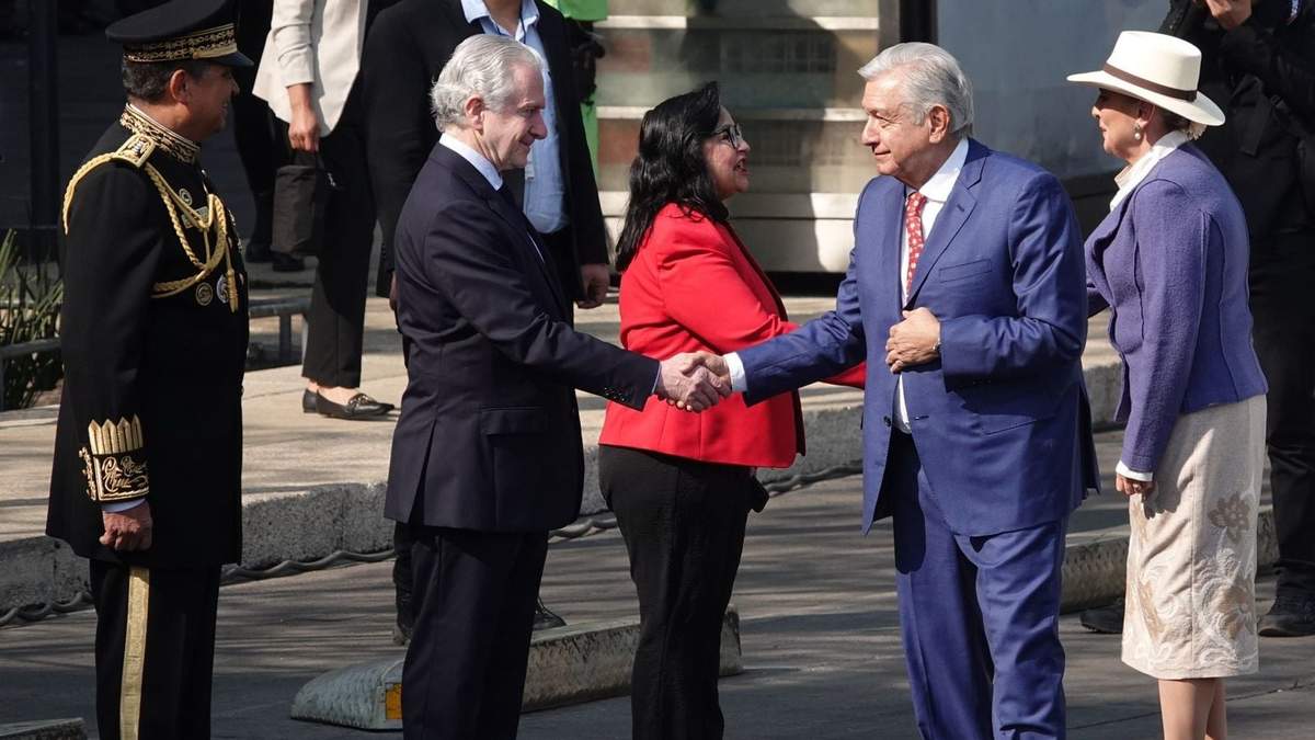López Obrador saluda a Creel antes de la representación de la Marcha de la Lealtad, el pasado 9 de febrero. En la imagen la ministra Norma Piña, presidenta de la Corte