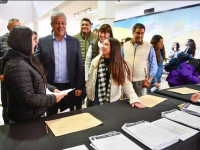 Rolando Figueroa pidió cuidar el programa provincial de becas y que continúe como política de estado