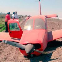 Avioneta aterriza de emergencia en Toluca; reportan 2 lesionados (Video)
