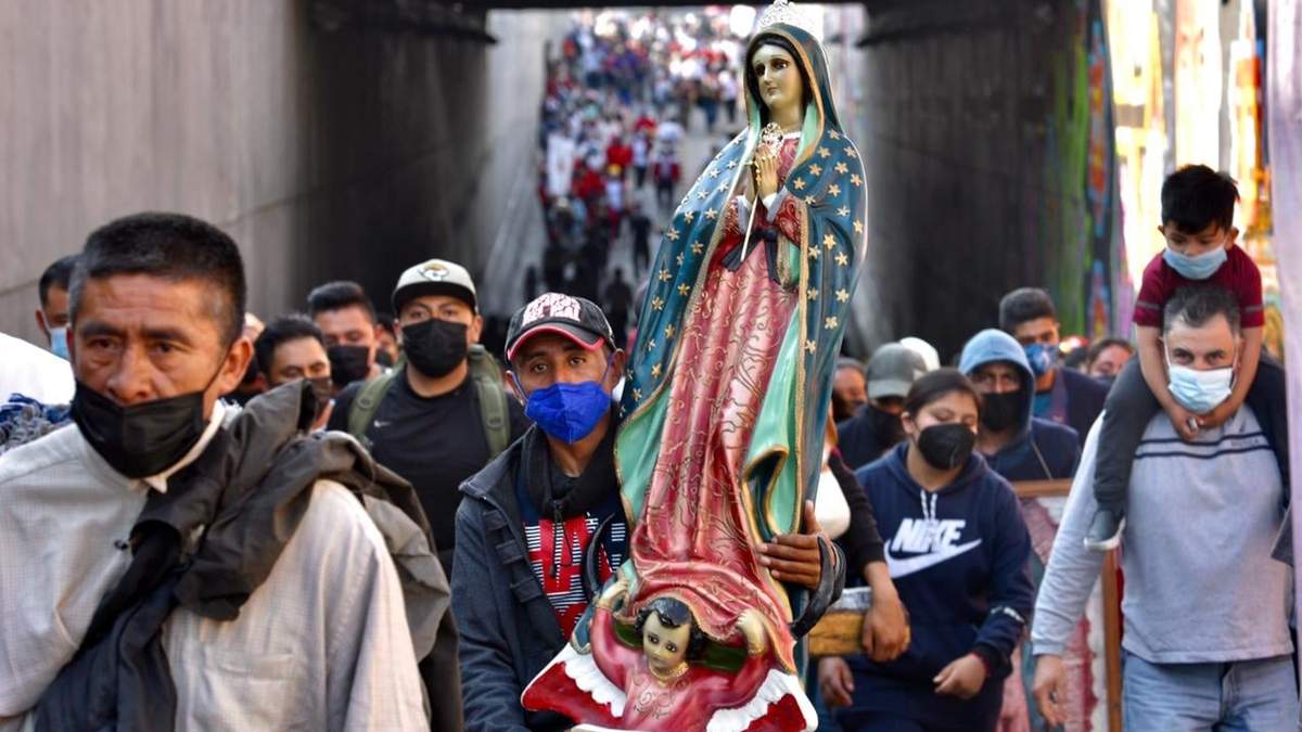 Peregrinos rumbo a la Basílica de Guadalupe