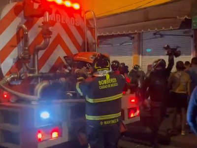 Bomberos combaten un incendio en otra plaza del centro de la CDMX