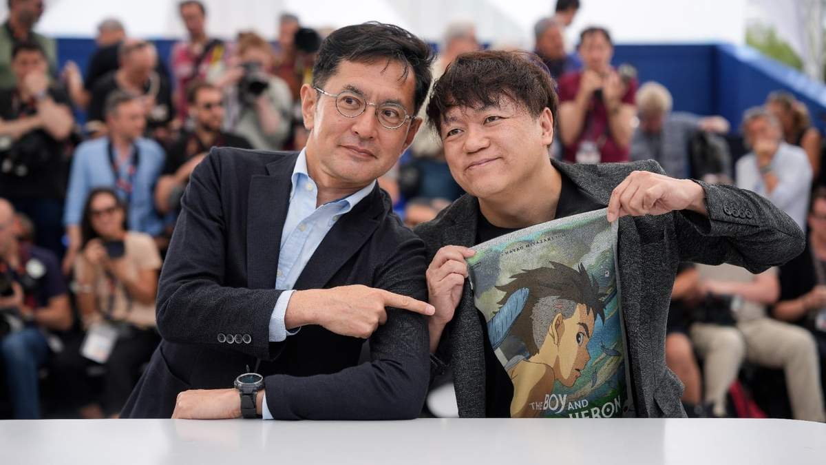 Goro Miyazaki, izquierda, y Kenichi Yoda posan en la sesión de la palma de oro honoraria de Studio Ghibli