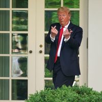 Donald Trump amaga con cerrar las redes sociales