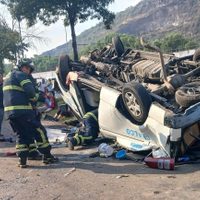 Fatal accidente de camioneta de pasajeros en calzada Ignacio Zaragoza; dos muertos y siete heridos