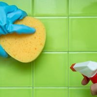 El truco fácil para limpiar el baño de casa con un producto que seguro tenés guardado en tu botiquín