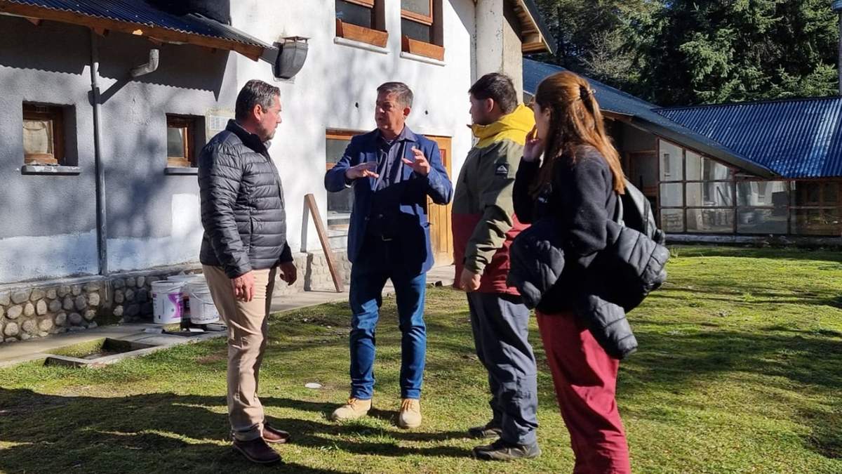 Giusti en Villa La Angostura asegura la reapertura de dispositivos. Fuente: (Prensa Gobierno)