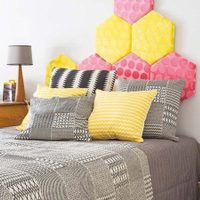 Qué chic: con cartón y algunos elementos, creá este respaldar de cama increíble, más lindo que los de revista