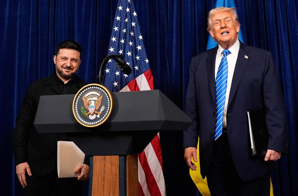 El presidente Donald Trump y su homólogo ucraniano, Volodymyr Zelenskyy, salen de una conferencia de prensa conjunta en el club Mar-a-Lago de Trump, el domingo 28 de diciembre de 2025, en Palm Beach, Florida