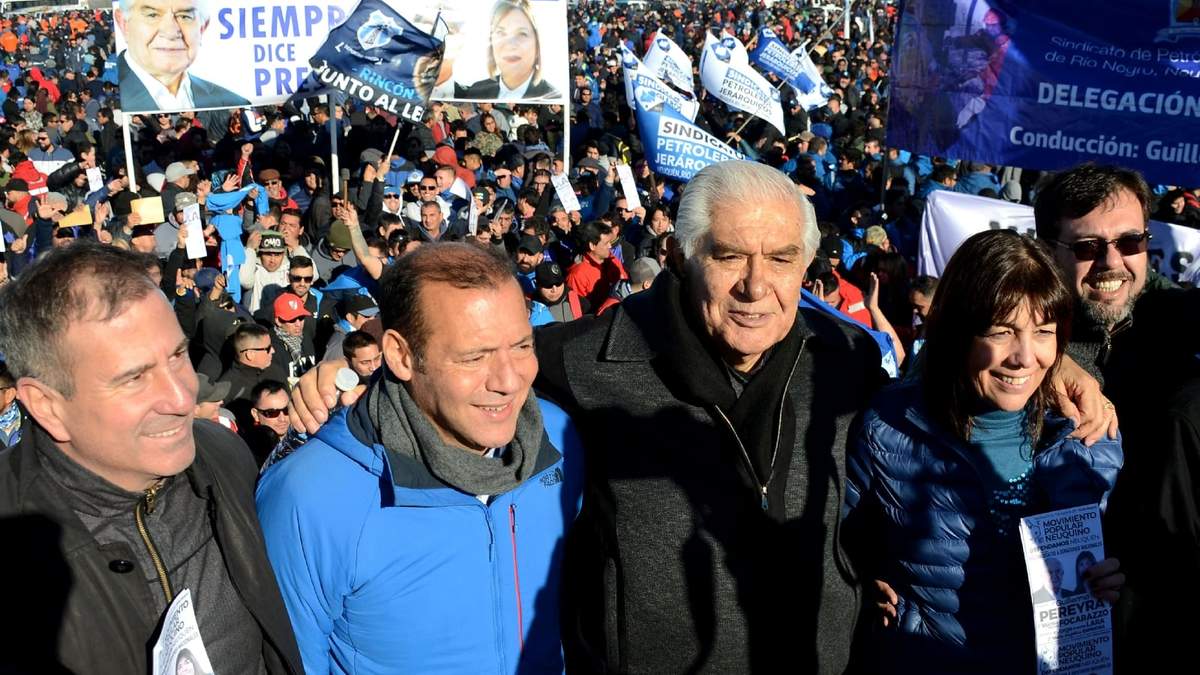 Omar Gutiérrez y demás dirigentes en un acto pasado del MPN. Fuente: (Twitter)