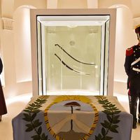 Sacan el sable corvo de San Martín del Museo Histórico Nacional y se lo dan a los Granaderos