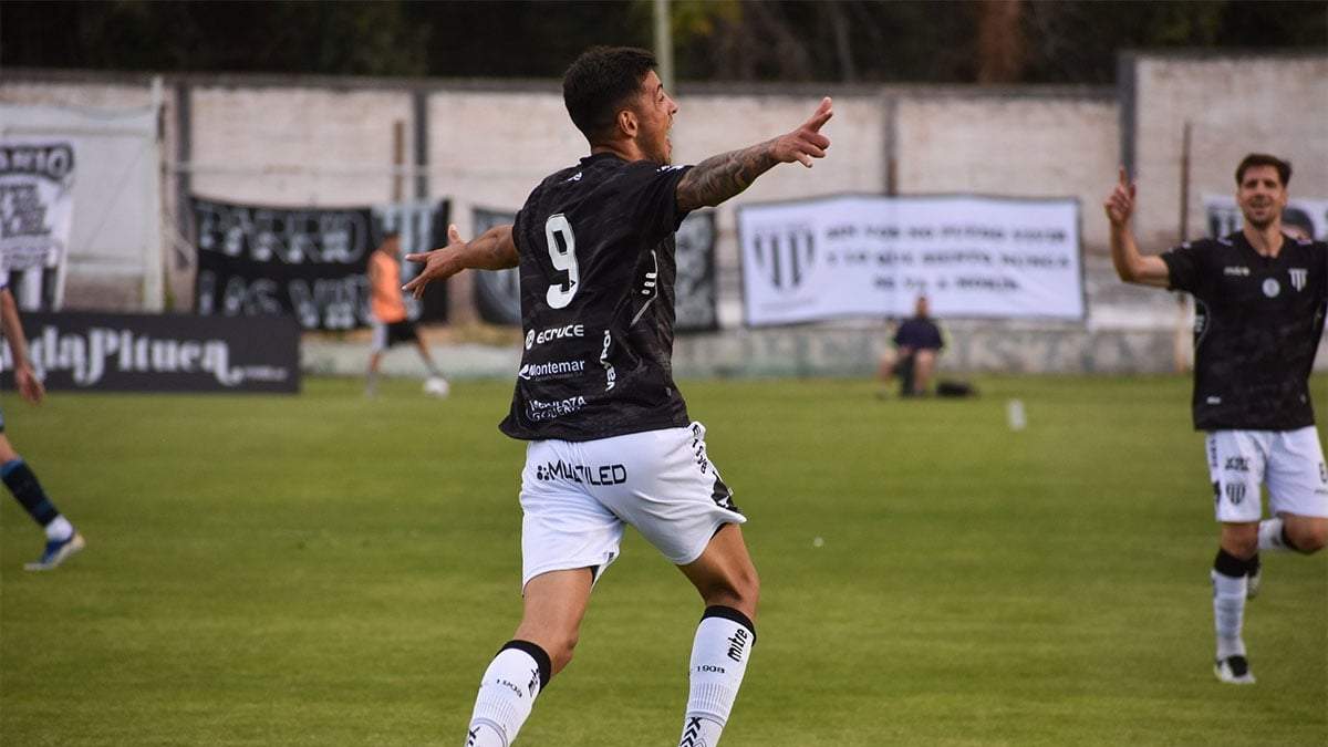 Nico Ferreyra festeja el primero de Gimnasia.