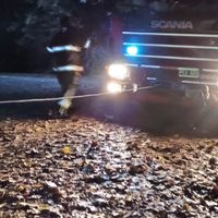 Una camioneta cargada de leña tuvo que ser rescatada tras intentar cruzar el río Neuquén