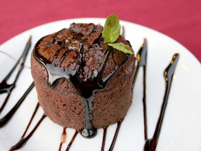 Torta soufflé de chocolate sin harina ni azúcar y con solo 4 ingredientes