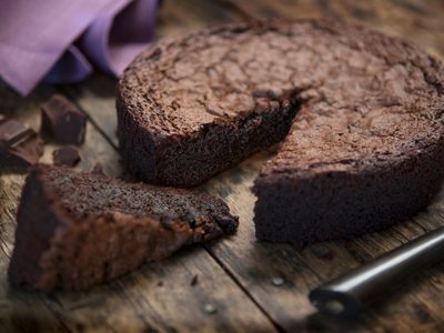 Sin harinas ni azúcar: sacate las ganas de algo rico con esta torta de chocolate de 2 ingredientes