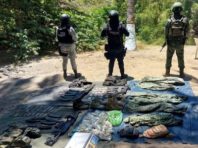 Hallan material bélico dentro de un vehículo en Múgica, Michoacán