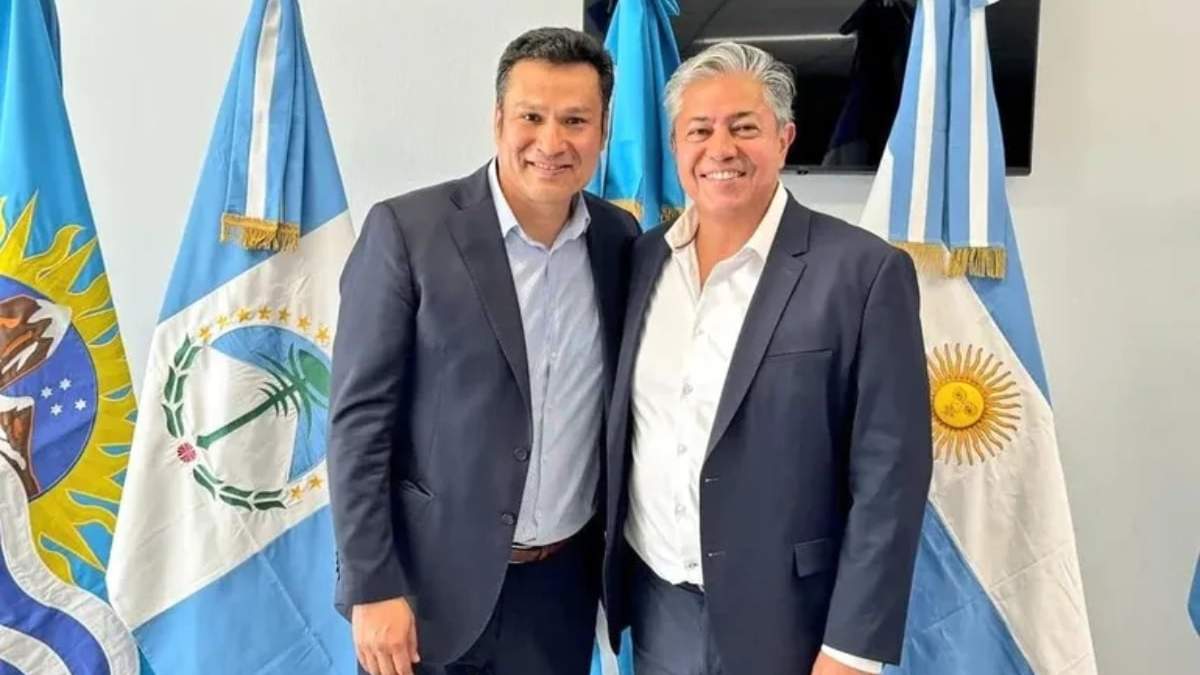 Osvaldo Llancafilo junto al gobernador, Rolando Figueroa. Fuente: (X)