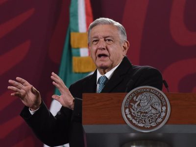 Tras su pelea con Calderón, AMLO defiende a Abraham Mendieta y plantea derogar el artículo 33