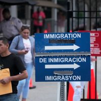 Florida: Juez rechaza bloquear ley que sanciona transportar personas que viven ilegalmente en EU