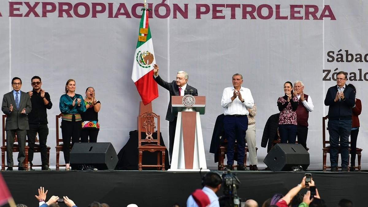 AMLO flanqueado por Adán Augusto, Claudia Sheinbaum y Marcelo Ebrard en el mitin del Zócalo