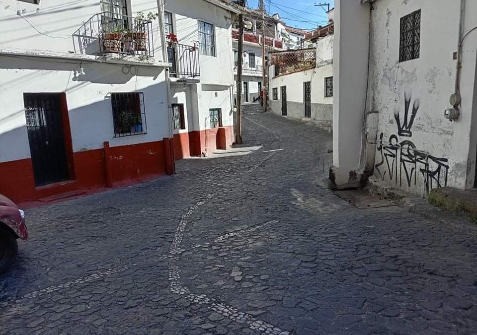 Una de las calles solitarias en el centro de Taxco el lunes 22 de enero