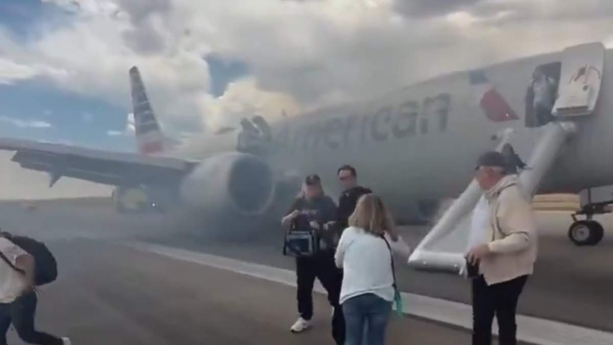 Pasajeros salieron del avión a través de los toboganes de emergencia