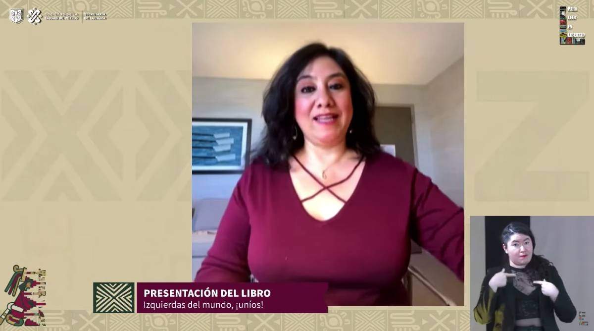 Irma Eréndira Sandoval en su exposición en la Feria del Libro del Zócalo