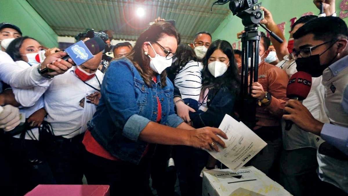 La candidata Xiomara Castro durante la elección