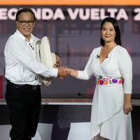 Peruanos votan en balotaje para elegir presidente entre conservadora Fujimori y nacionalista Sánchez