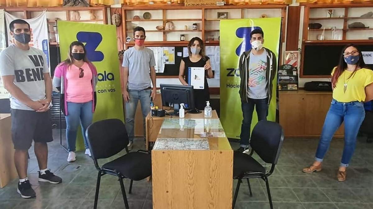 Momento de la entrega de los microcréditos en Zapala. Fuente: (Twitter)