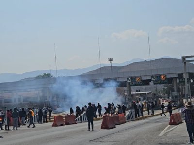 Normalistas de Ayotzinapa protestan por el homicidio del activista Marco Antonio Suástegui