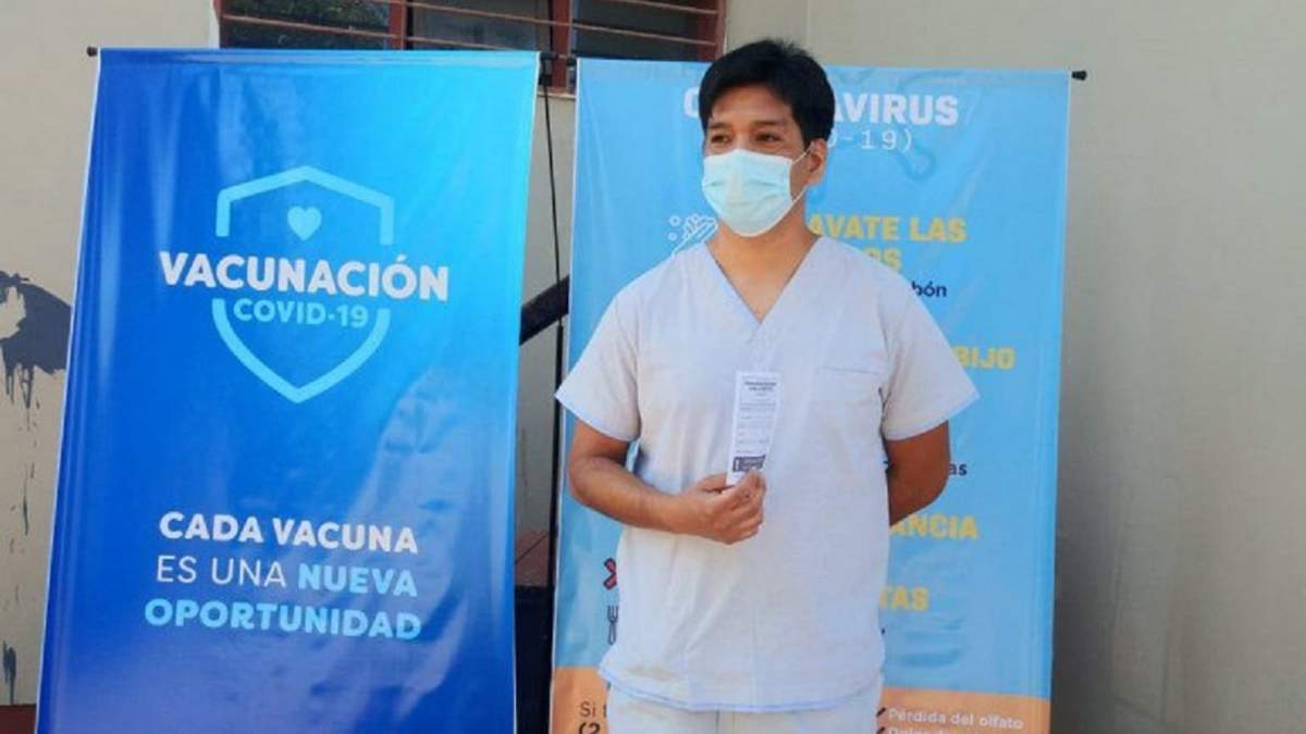 Médico del Castro Rendón, primero en recibir la vacuna. Fuente: (Twitter)
