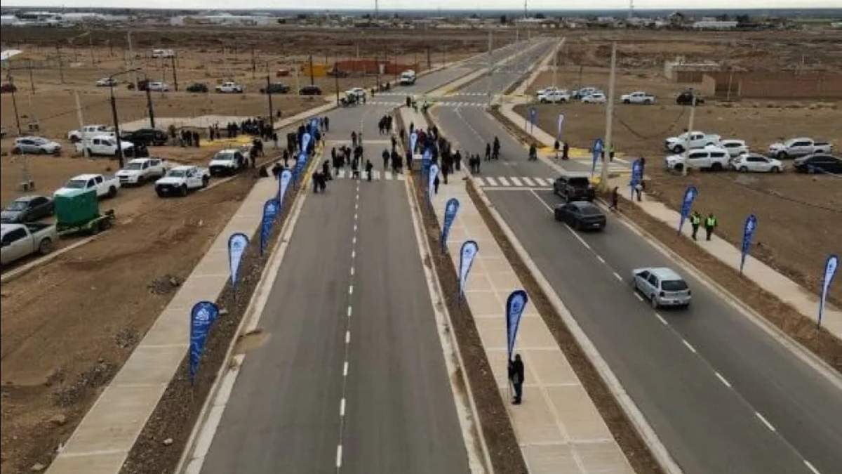 La avenida Los Paraísos suma 30 cuadras de asfalto en doble mano, desde el Polo Tecnológico hasta República de Eslovenia. Fuente: (Gobierno de Neuquén)