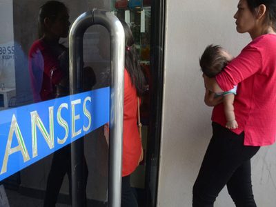 ¡Comienzan a pagar el bono por 10.000 pesos! Te contamos quiénes cobran este viernes