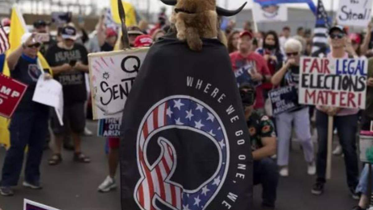 Un hombre con una capa de QAnon en Phoenix