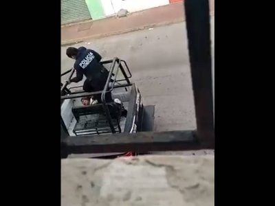 Tabasco: Exhiben en video a policías que tunden a golpes a una mujer que ya estaba sometida