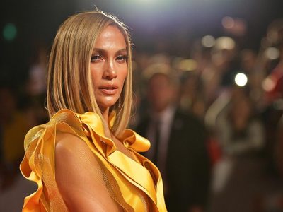 ¡Muy llamativa! Jennifer López causa sensación con este vestido en los Globos de Oro 2020