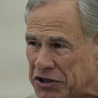 Legisladores de Texas amplían normas para prohibir libros de escuelas por contenido sexual